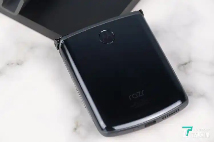 motorazr刀锋5g折叠屏体验星轨转轴无折痕