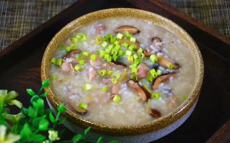 早餐来一碗"香菇滑鸡粥",暖暖的很舒服