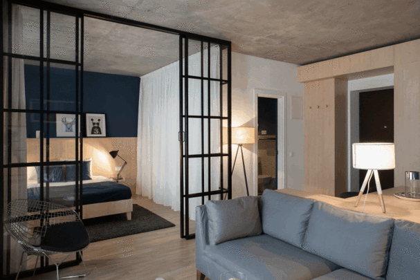 他做了个隔断,把单间公寓改成一房两厅