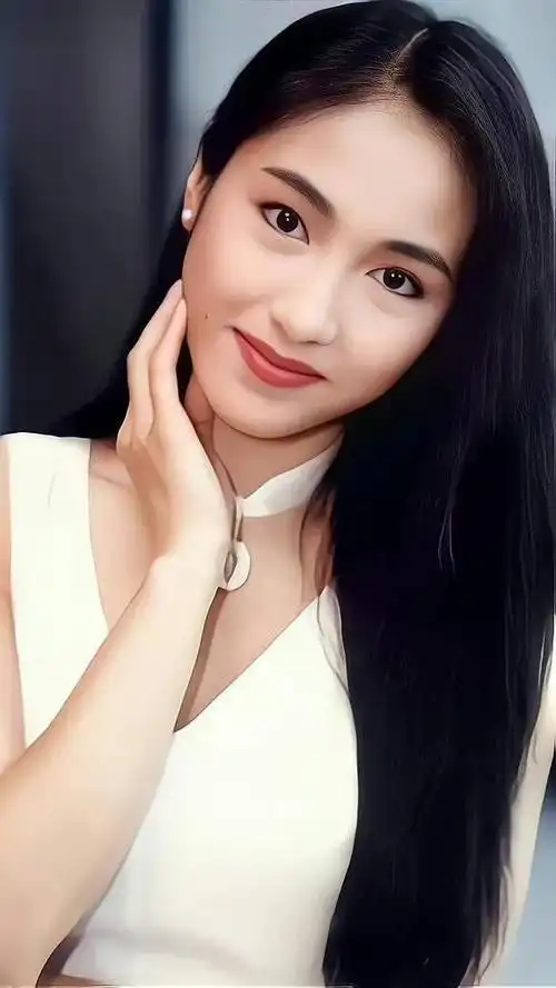 黎姿梨涡浅笑摇曳生姿年轻时的她美貌惊人