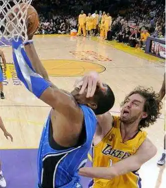 打篮球时哪些动作算犯规篮球场上常见犯规动作图解