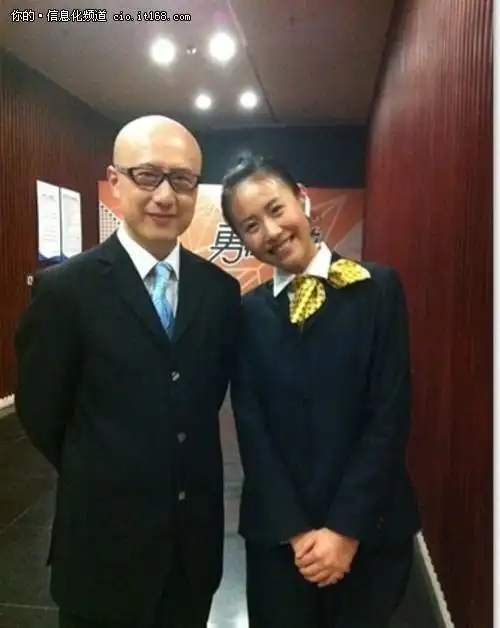 招商课美女高高与主持人于虎合影~~~大家都很喜欢于老师噢!