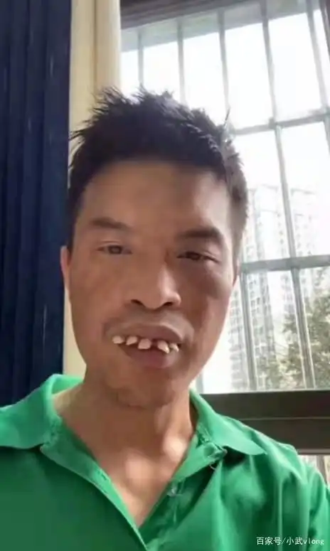 满嘴大龅牙,又丑又穷的小伙子,立志娶老婆