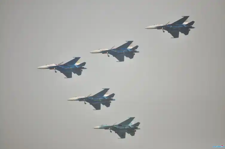 图:俄罗斯勇士特技飞行表演队进行首次飞行训练