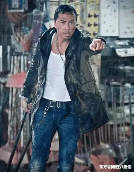 甄子丹玩兵器,甩棍打的最狠,双截棍玩的最好,大明十四势最霸气