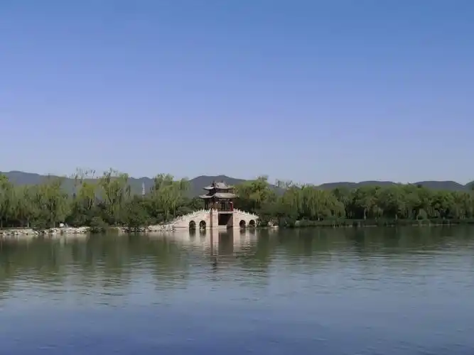 西堤漫步(2)一一湖光,山色,塔影,桥韵