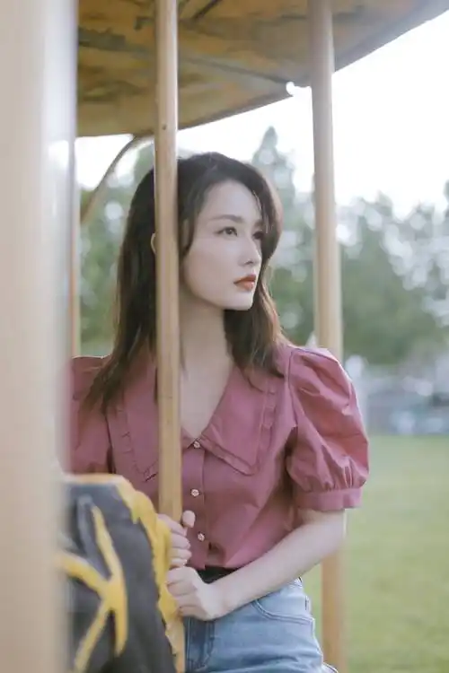 李沁晒夏日旋转木马写真 童趣温柔好似童话公主