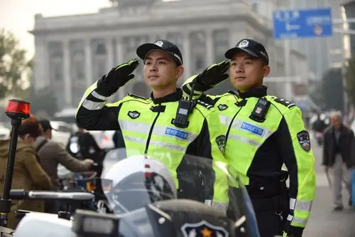 武汉交警力保节日交通安全有序