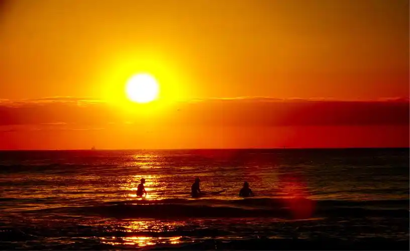 骄阳红似火,彩霞铺满天.