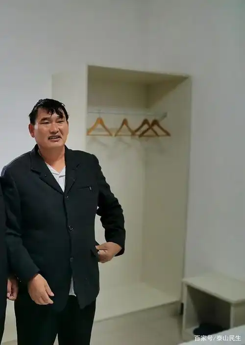 "大衣哥"朱之文,在山东泰安签名照曝光,字如其人!