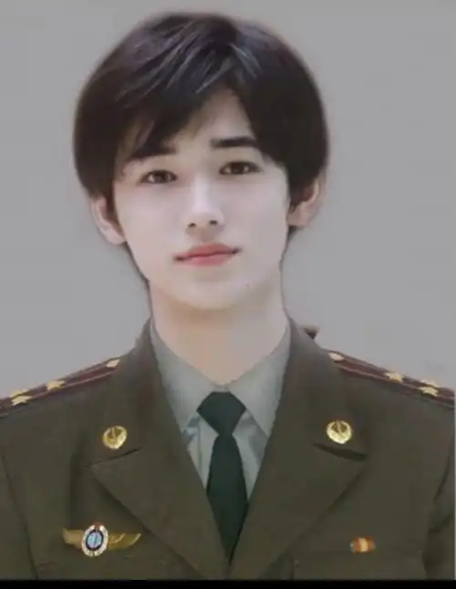 补一张刘耀文军装