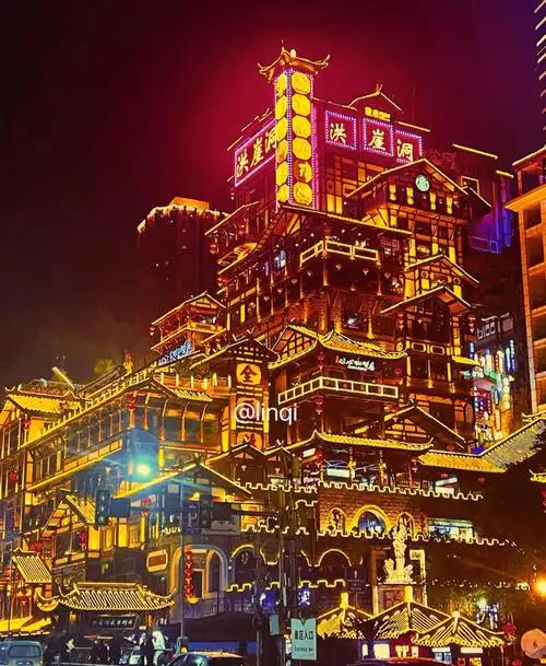 洪崖洞真不愧为现实版的"千与千寻",在重庆拔地而起的高楼中能有这么