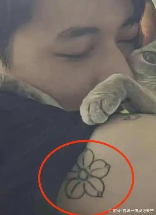 樱这个名字被扒出后,有细心的网友发现,许魏洲的手臂上也有樱花的纹身