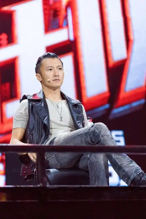 以前会觉得男生扎起头发显得有点娘,现在看谢霆锋又扎起头发,显得还是