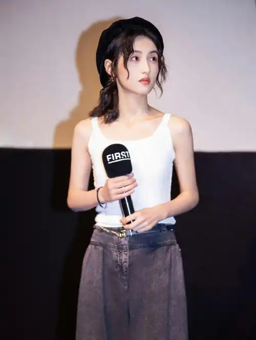 张子枫白背心##张子枫贝雷帽卷发造型