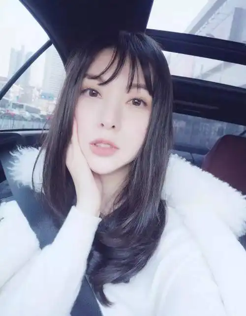 这张照片里,作为模特的高磊鑫大秀好身材,曲线妖娆,粉丝们纷纷留言