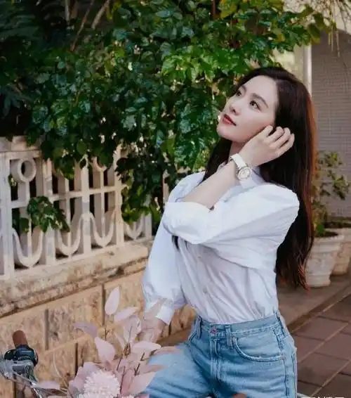 刘诗诗海边骑自行车,白衬衫配牛仔裤,气质出众_造型_时尚_一身