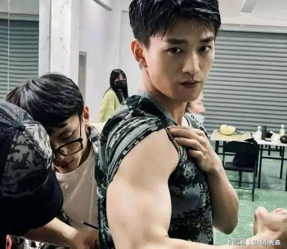 惊呆了这个新晋小鲜肉竟然藏着这么完美的腹肌