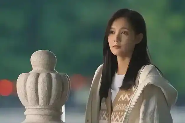 李一桐飞机上不雅行为被热议,被网友吐槽没素质,人民日报怒批