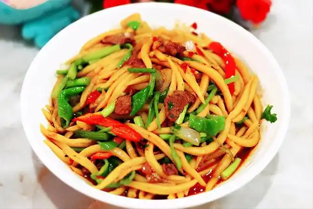 拨鱼子 拨鱼子又叫剔尖,剔拨股,是酒泉人民十分喜爱的面食之一.