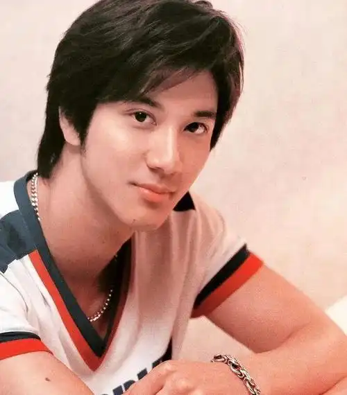 44岁的王力宏晒出新照,差点认不出来