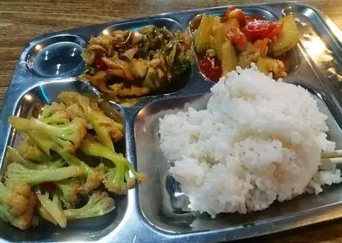 公司员工晒食堂伙食,网友:这"减肥餐"员工瘦了,老板"肥"了