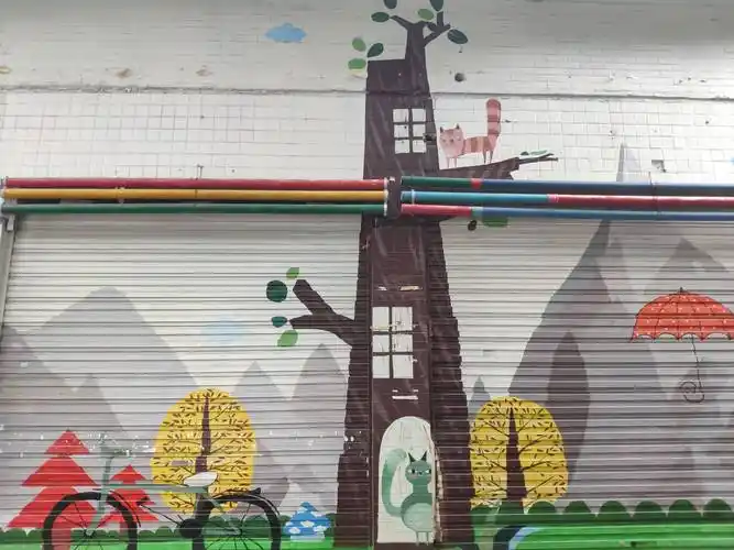 重庆街头现创意涂鸦门面,10个门面卷帘门彩绘成"童话世界"_临街_笔者