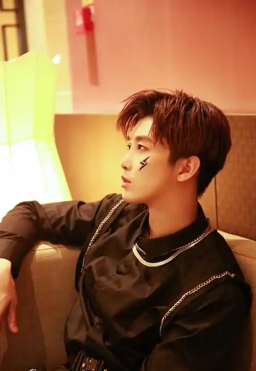 uniq周艺轩酷帅时尚写真图片