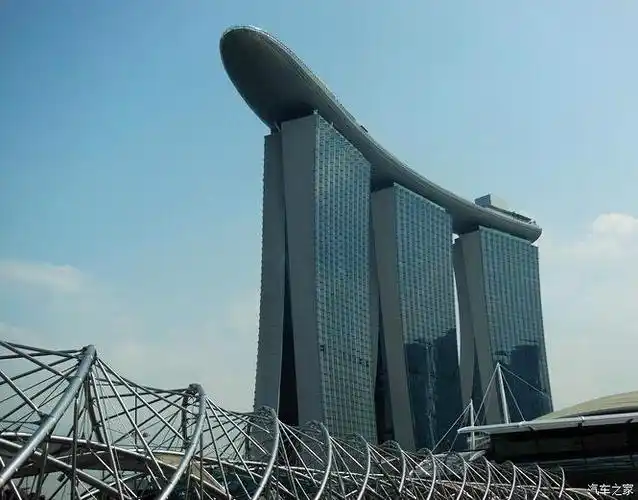 这个三栋楼顶着个大拖鞋的建筑被誉为新加坡空中花园,最拉风的是楼顶