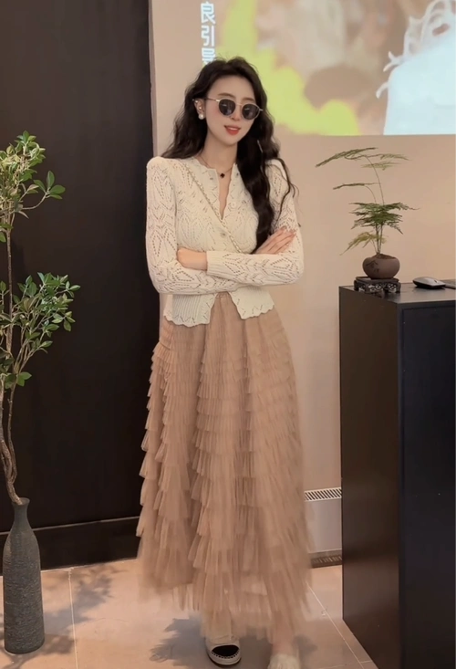 设计感勾花镂空针织衫 时尚高腰温柔气质风蛋糕半身裙 - 17网