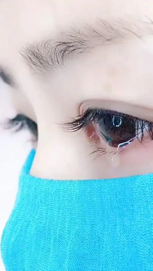 眼睛流泪了也是那么美,有没有让人很心疼的!