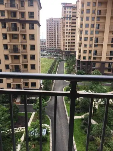 六楼,今天看房的时候发现小区的一条小路直接冲着阳台,这样会有路煞么