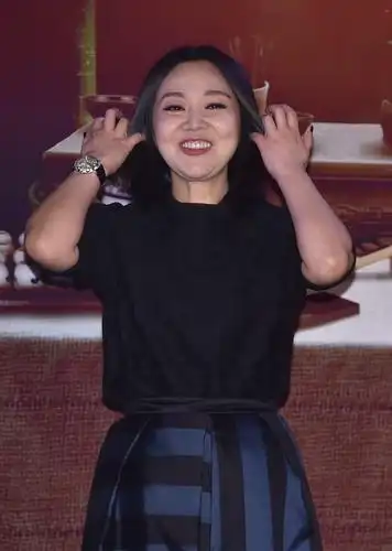 闫妮这发型有点显脸大,双下巴看着明显,裙子也勒出"老年肚"