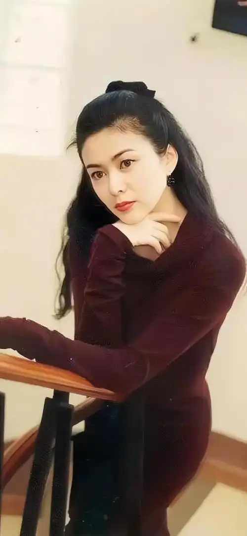 年轻时的关之琳是一个美貌与才智并重的女孩.