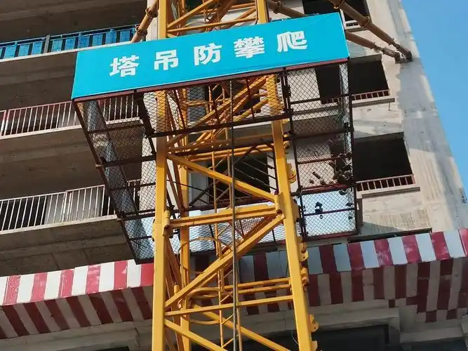 2.塔吊(6#)防攀爬装置小窗缺漏.