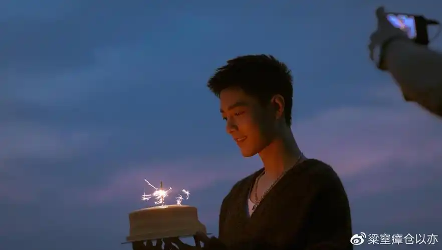 粉丝花式催图,肖战工作室发布2张高清新图,寸头造型酷帅呆萌