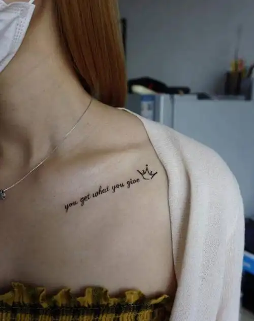 锁骨字母纹身图片_胸部图腾纹身图案