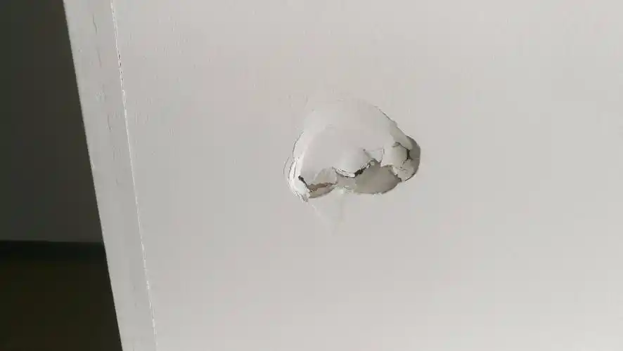 如图,这种墙面破损如何修补