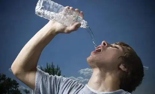 早上起床空腹喝一杯温水,等于喝细菌吗?医生直言:别傻傻被忽悠