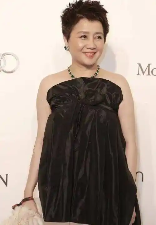 赌王四太梁安琪真会赶时髦,穿抹胸裙配超短发,气场一般人比不上_时尚