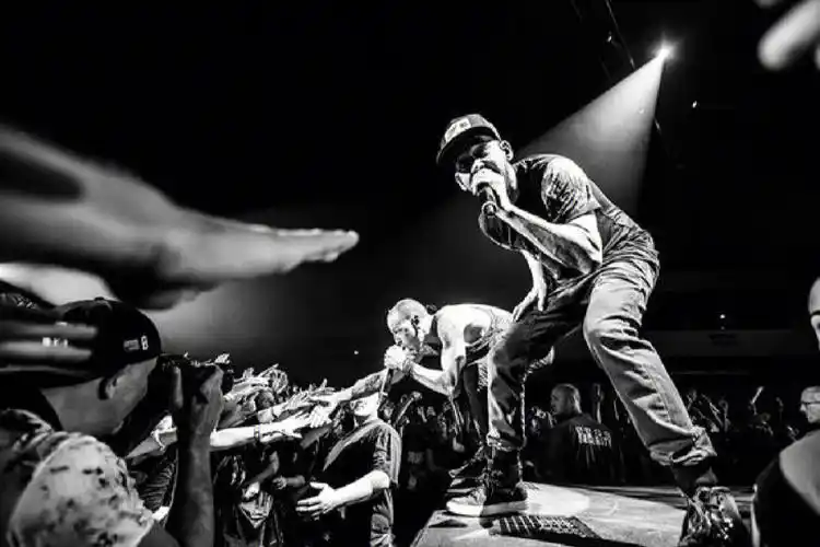 人会哼唱着这段歌词,被音乐所感动i want to heali want to feelwhat