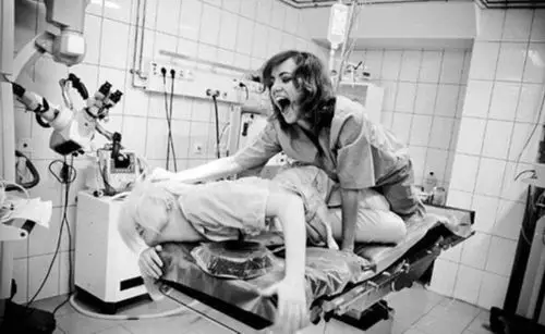 图片显示,她在手术台上拉扯着另一名女孩的头发,两人都穿着外科实习