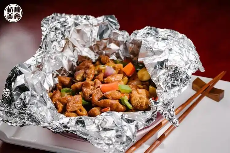 惊!来吃饭老板居然端上300℃的"石头"!发抖音还能包场免费吃!