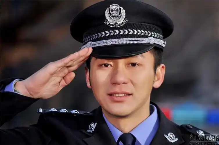 草帽警察央八将播李晨警察造型帅气硬朗