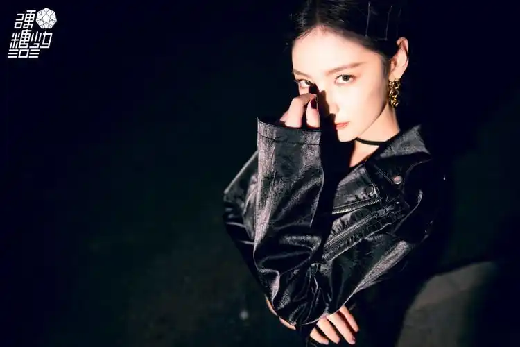 赵粤暗夜皮衣造型性感写真图片89