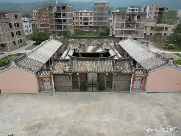 沿革:  发坑村位于广东省普宁市麒麟镇西北部的五峰山山下,这里山峦