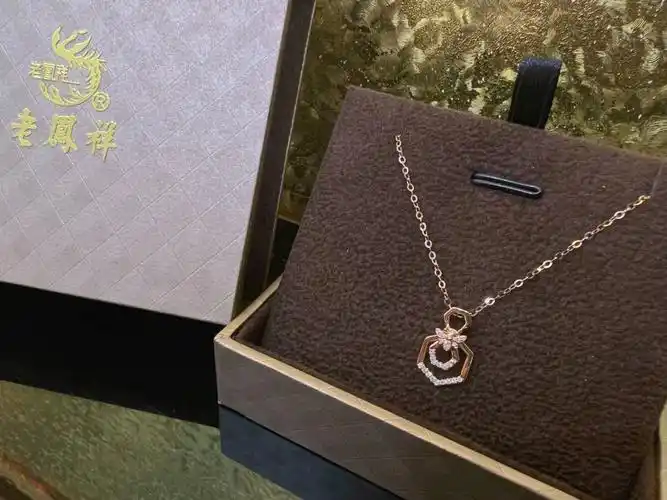 老凤祥玫瑰金钻石项链