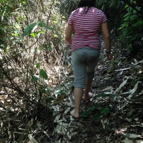 这个小姑娘干劲十足,嫌穿着鞋子走得慢,走不稳,干脆赤脚而行.