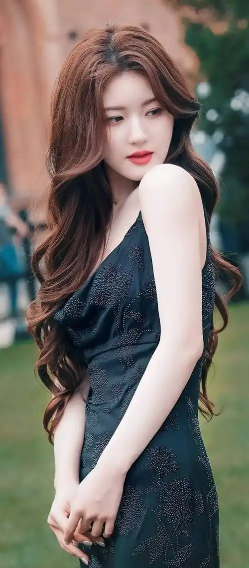 【赵露思性感写真美图】黑色吊带裙,明艳绝美,惊艳米兰时装周_时尚