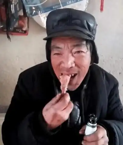 流浪汉身扛"过肩龙",曾被路人拍照,网友:30年前他是大人物!